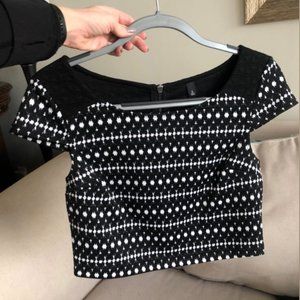 NWOT - Jessica Simpson white/black lined crop